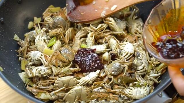 小伙在拼多多买“一元蟹”，一共买了200只，掰开后：这是螃蟹？