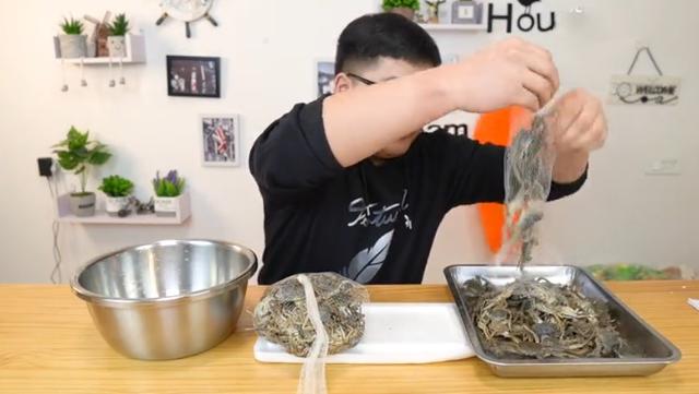 小伙在拼多多买“一元蟹”，一共买了200只，掰开后：这是螃蟹？