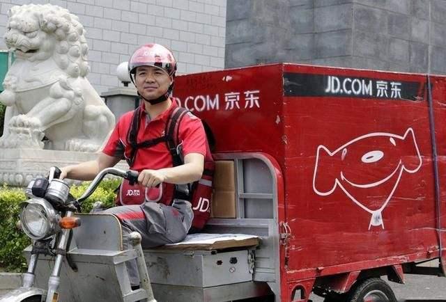 刘强东视察京东仓库，不熟练的动手能力让老员工嫌弃，被赶出门！