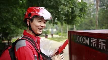 刘强东视察京东仓库，不熟练的动手能力让老员工嫌弃，被赶出门！