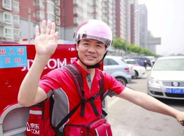 刘强东年轻时的照片，和现在奶茶妹妹相比，网友感叹：真让人心酸