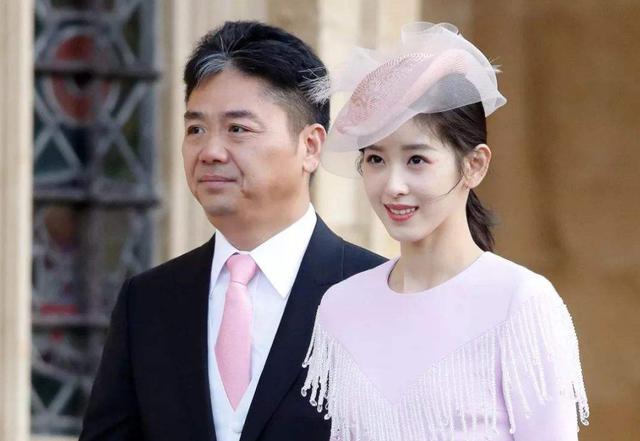 刘强东年轻时的照片，和现在奶茶妹妹相比，网友感叹：真让人心酸