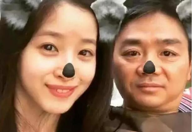 刘强东宣布退出京东，和奶茶妹有了“新工作”，网友：原来有退路