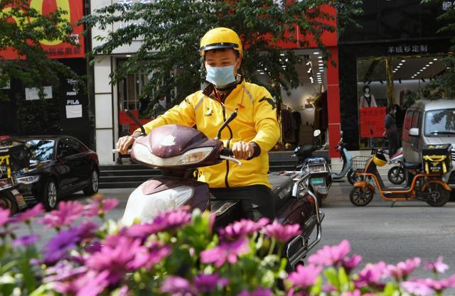 终于有人说清楚了，霸道蛮横的美团，为何向商家们妥协？