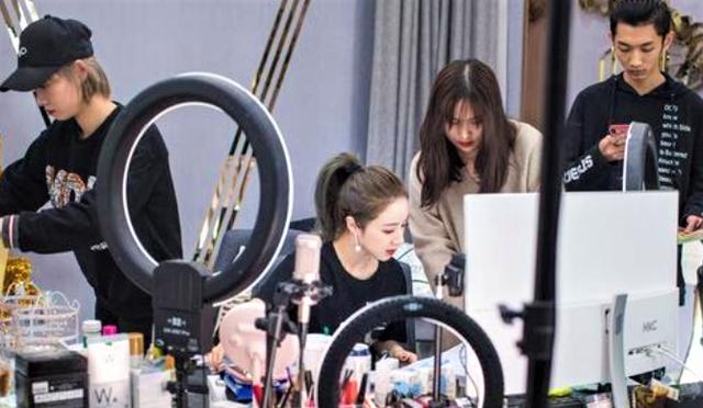 直播电商红利加速，实体零售却接连倒闭，到底是福还是祸？