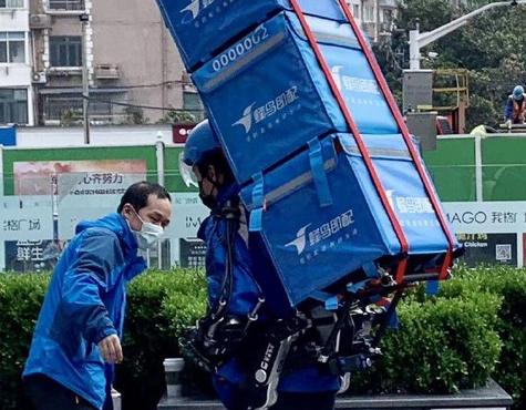 俄罗斯人：中国人开始尝试机械外骨骼送外卖，我们的外卖却在散步