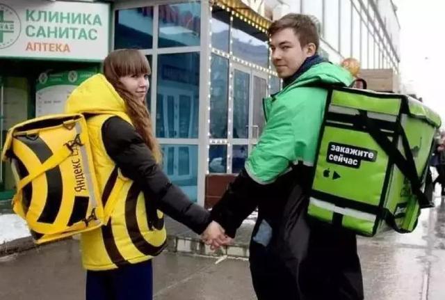 俄罗斯人：中国人开始尝试机械外骨骼送外卖，我们的外卖却在散步