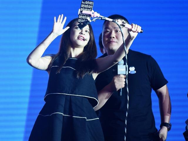 刘强东“出轨”后，天猫总裁中招，黄铮独善其身，笑纳180亿