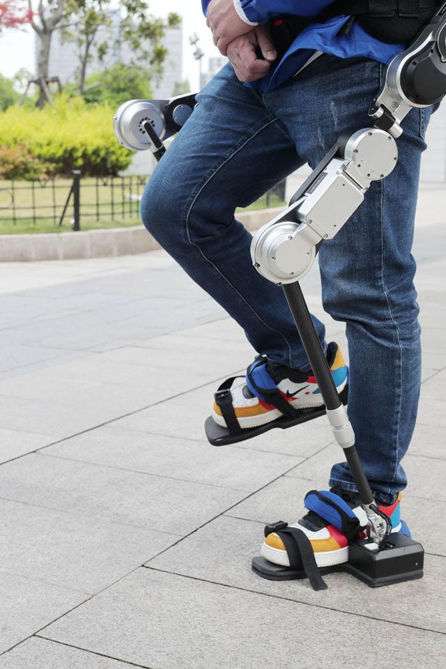 外骨骼技术突破 负载50公斤续航五小时 中国科技造福世界