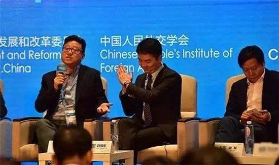 采访中介绍初次见面！马云夸东哥：年轻有为，东哥一句话送回去！