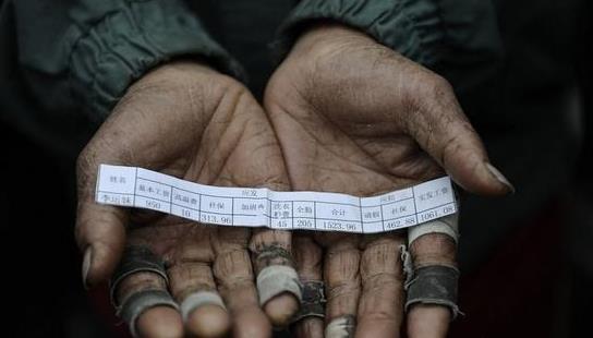 为何穷人“越来越穷”？看完拼多多买家秀后，我得到了答案！