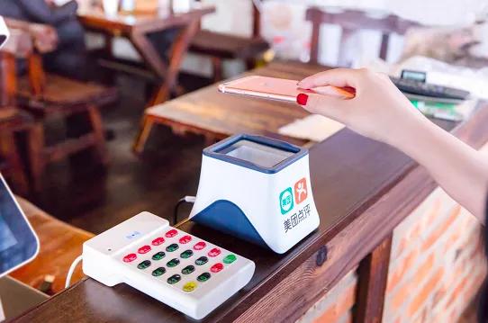 抬高佣金、强势逼独！腹背受敌的美团遭群体“炮轰”