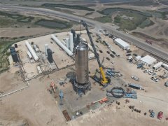 马斯克晒出星舰最新进展：50米高庞然巨物被竖起 2023载人绕月