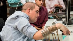 不用“意念”移动，直接手拿咖啡杯，全球首个通过脑机接口恢复触觉的患者诞