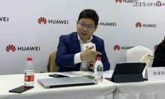 海军少将张召忠抖出华为手机“猛料”，余承东：“我太难了”