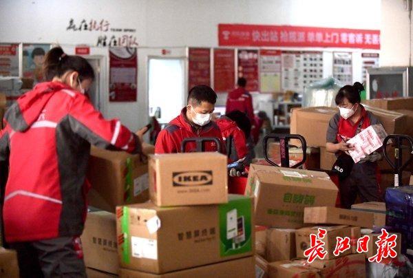 武汉快递物流量猛增，部分网点投递量超过“双十一”