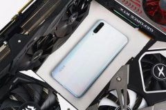 iQOO 羽光白图赏：优雅与强悍并存