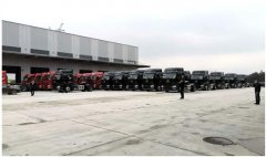 解放与顺丰携手竖行业标杆 J6P4×2 快递牵引车亮相