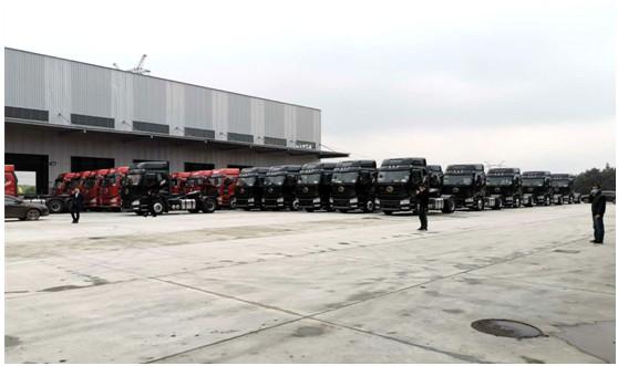 解放与顺丰携手竖行业标杆 J6P4×2 快递牵引车亮相