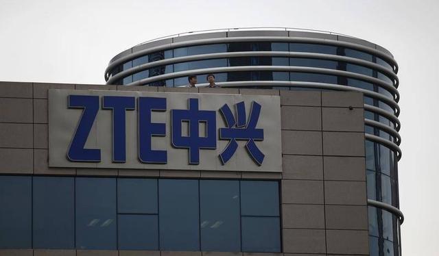 水滴屏+浴霸四摄，中兴天机Axon 11 5G外观曝光