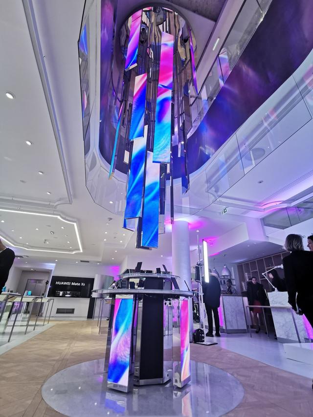 华为法国首家旗舰店正式开业，浓浓科技风，服务设施全面