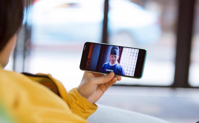 1599能买啥手机？网友：六大理由被OPPO A52圈粉