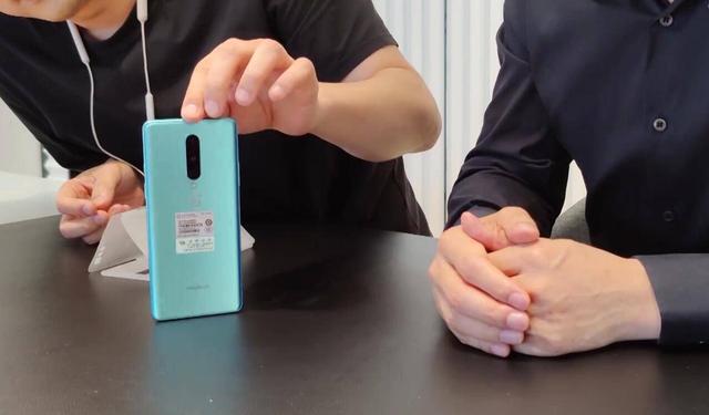 180g轻薄旗舰成稀品！刘作虎视频开箱一加8，揭秘它的诞生过程