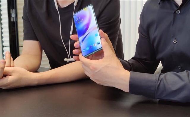 180g轻薄旗舰成稀品！刘作虎视频开箱一加8，揭秘它的诞生过程