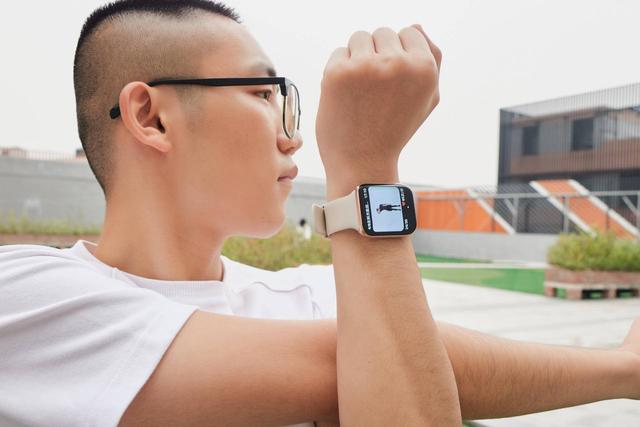 OPPO Watch：告别“直男”审美，这屏幕弯的好看