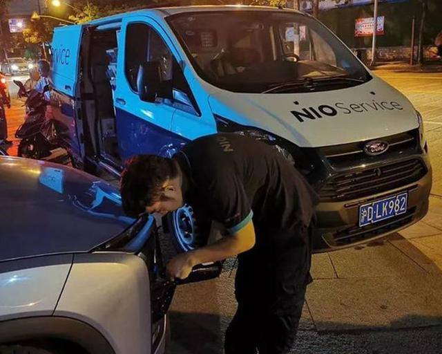 割韭菜遇见用户至上，新补贴政策让蔚来特斯拉碰出了怎样的火花？