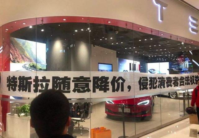 割韭菜遇见用户至上，新补贴政策让蔚来特斯拉碰出了怎样的火花？