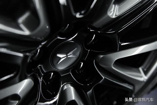 小鹏汽车何小鹏：那个装不懂车的人，却执迷“蹭流”特斯拉