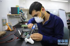 巴勒斯坦工程师为新冠病人研发“快递机器人”