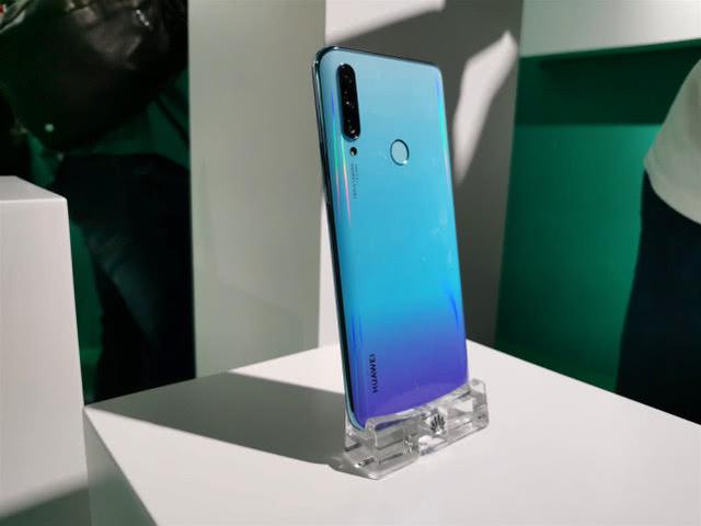 被低估的一款华为千元机，麒麟八核+升降屏，颜值超高还有大电池