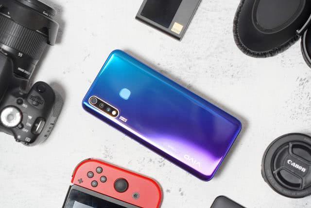 vivo持续发力！五千毫安+AI三摄+反向充电，跌至999值得入手吗？