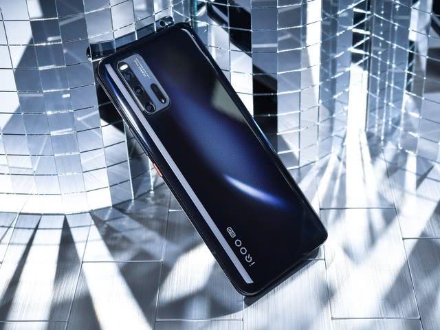 5G旗舰变相降价？55W闪充套装+耳机限时送，iQOO堪称完美大招！