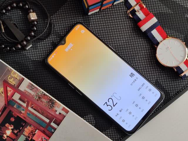 最适合学生党的3款千元机，再战3年没问题，价格都不超过1500元