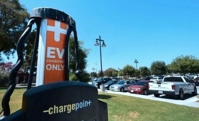 美国也推新基建：1500亿美元投资电动汽车，追赶中国40万亿计划