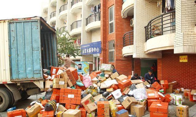 2大快递巨头倒下，一个贱卖运输车，另一个欠工人工资7000多万！