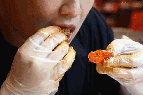 雷军又对餐饮业下手！红色黄金按吨送？海底捞：给条生路行不行？