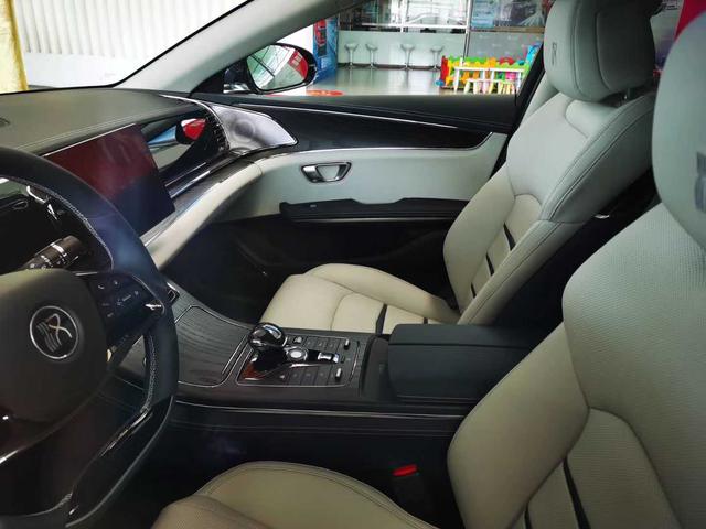 比亚迪汉到店实拍，霸气侧漏 特斯拉MODEL3真的慌了？