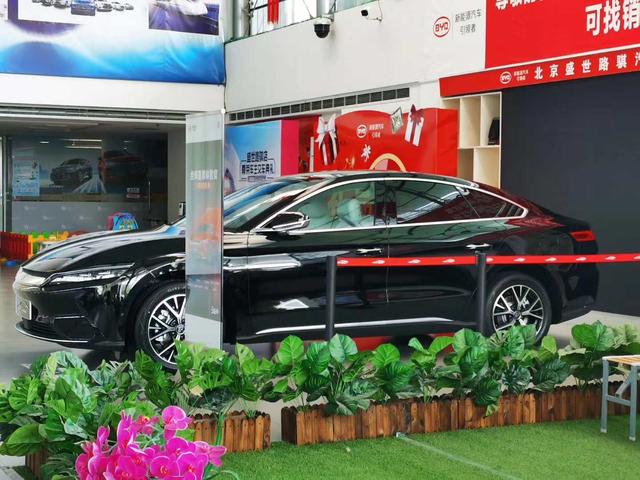 比亚迪汉到店实拍，霸气侧漏 特斯拉MODEL3真的慌了？