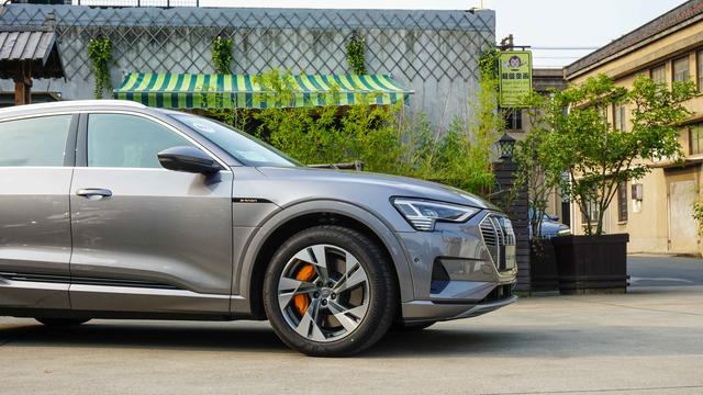 试完奔驰EQC/奥迪e-tron，特斯拉是个弟弟