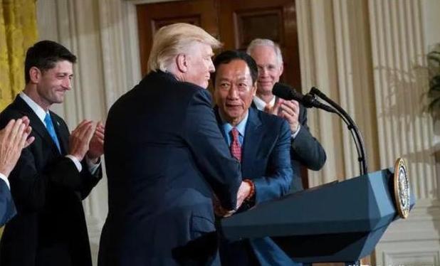 界读丨富士康股价疯狂下跌，苹果"翻脸"砍掉订单？网友：难兄难弟