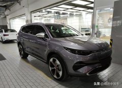 都是大X！价格差一倍的腾势和小鹏停在一起，外观区别没那么大