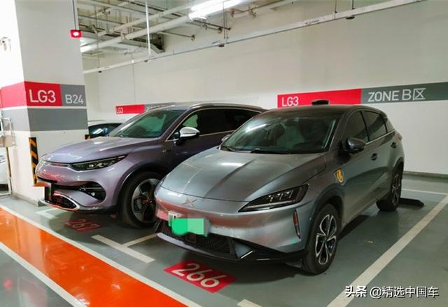 都是大X！价格差一倍的腾势和小鹏停在一起，外观区别没那么大