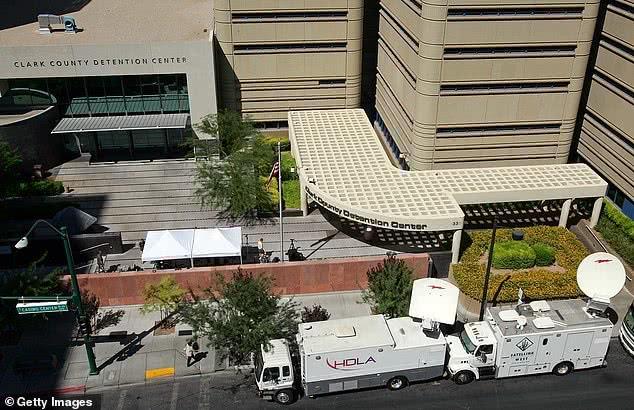 美国一快递员深夜送包裹被居民当成窃贼，离开时货车被扫射成蜂窝