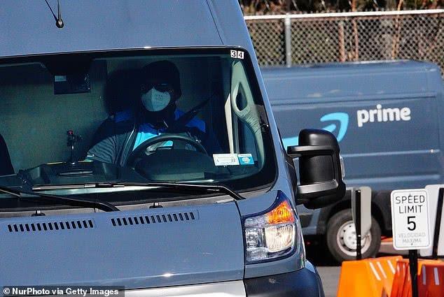 美国一快递员深夜送包裹被居民当成窃贼，离开时货车被扫射成蜂窝