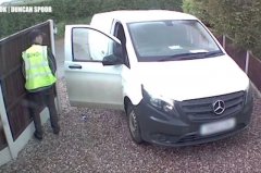 英亚马逊配送员在客户家外方便，事后行为更恶心，视频曝光遭解雇