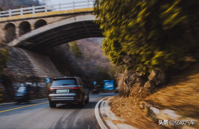 理想ONE：四块智能大屏，还能自动驾驶的“燃油电动车”怎么样？